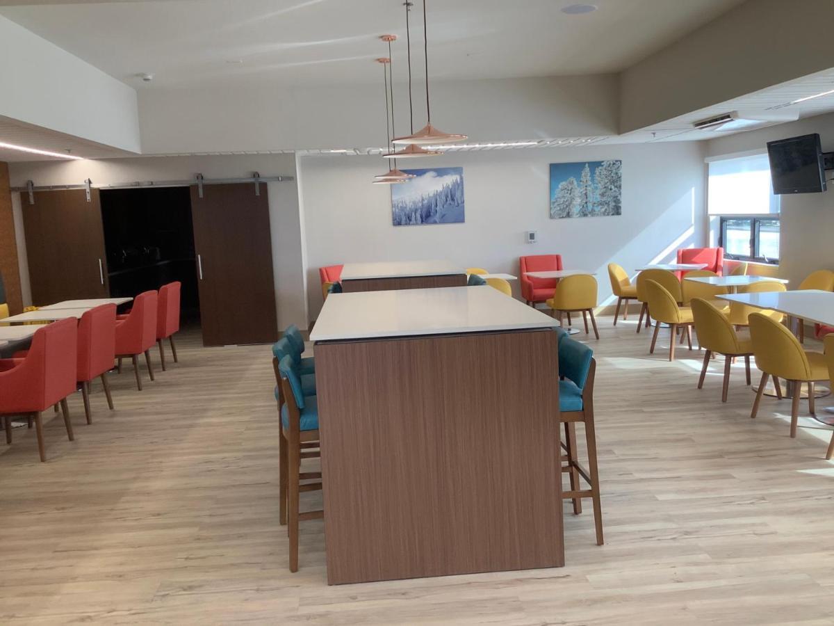 Comfort Suites Colorado Springs East - Medical Center Area Bagian luar foto